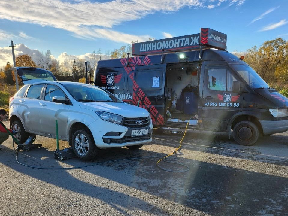 Выездной шиномонтаж TireMasters чинит прокол колеса Lada XRay на загородной трассе
