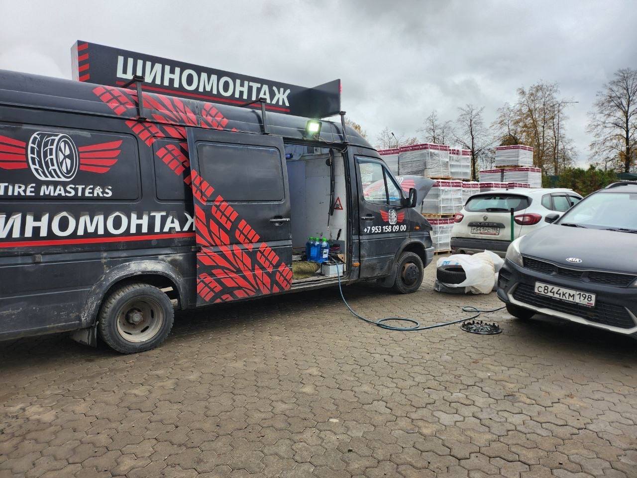 Выездной шиномонтаж TireMasters переобувает машины сотрудников на парковке склада